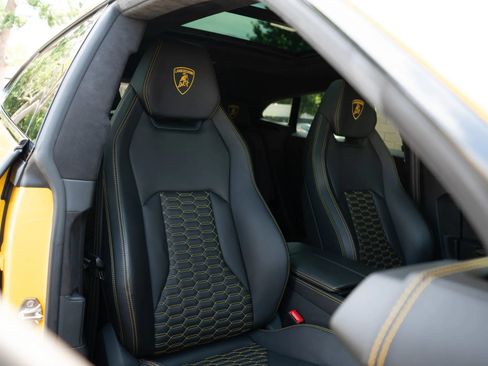 Used 2021 Lamborghini Urus AWD/4WD image 19