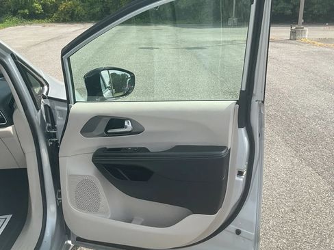 Used 2024 Chrysler Pacifica Touring-L FWD image 29