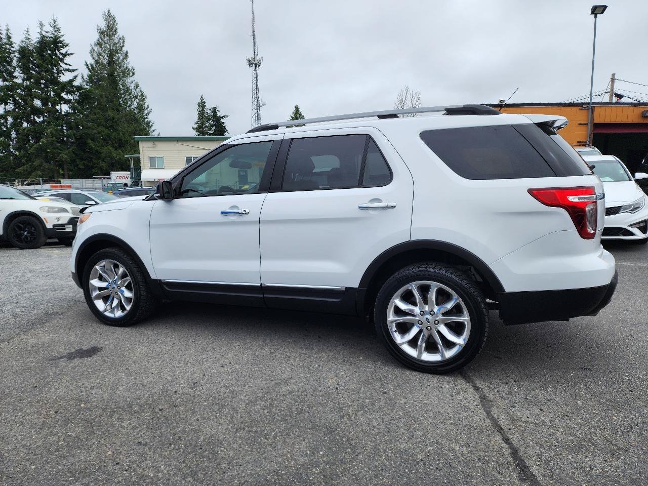 Used 2014 Ford Explorer XLT w/ Equipment Group 202A AWD/4WD image 9