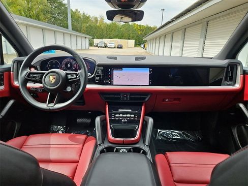 Used 2025 Porsche Cayenne image 12
