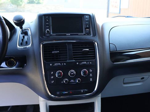 Used 2018 Dodge Grand Caravan SXT FWD image 26