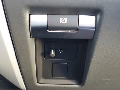 Used 2023 Land Rover Defender 90 X-Dynamic SE image 32