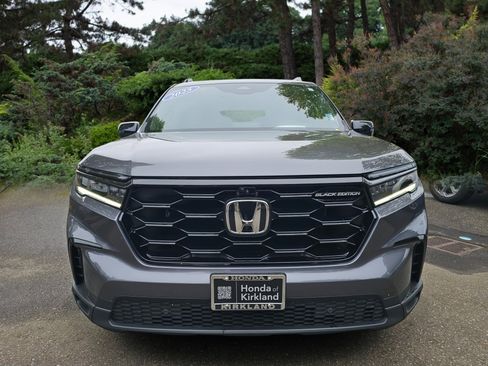 Used 2025 Honda Pilot Black Edition image 2