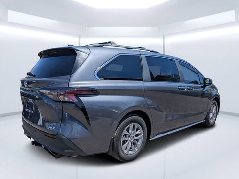 Used 2025 Toyota Sienna XLE w/ XLE Plus Package FWD image 3