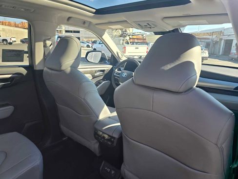 New 2026 Toyota Highlander Platinum image 15