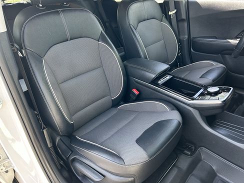 Used 2022 Kia Niro EX w/ Cold Weather Package FWD image 8