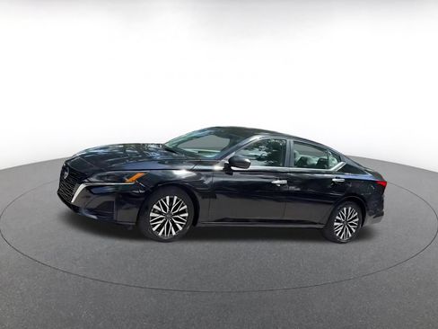 Used 2025 Nissan Altima 2.5 SV FWD image 8