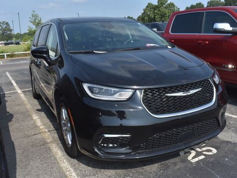 Used 2024 Chrysler Pacifica Touring-L FWD image 3
