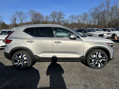 New 2025 Volvo XC40 B5 Ultra w/ Climate Package image 9