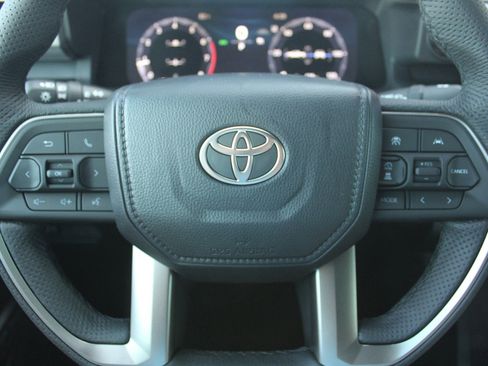 Used 2025 Toyota Tacoma TRD Off-Road AWD/4WD image 6