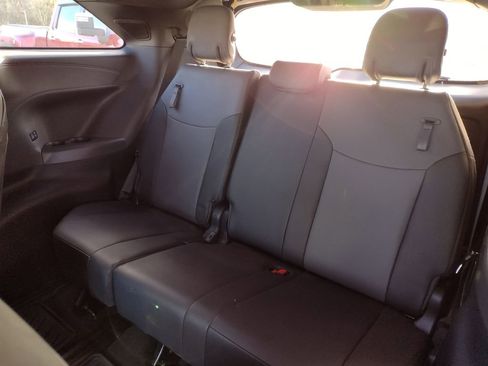 Used 2022 Toyota Sienna XSE image 19