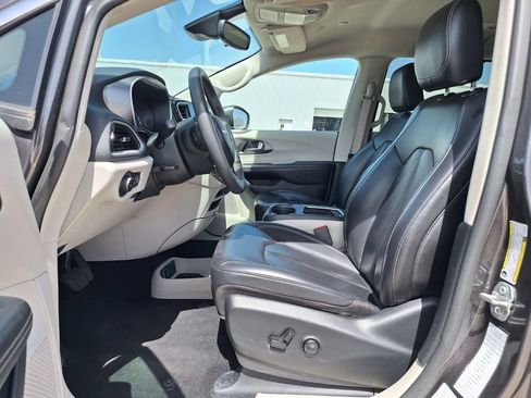 Used 2023 Chrysler Pacifica Touring-L FWD image 12
