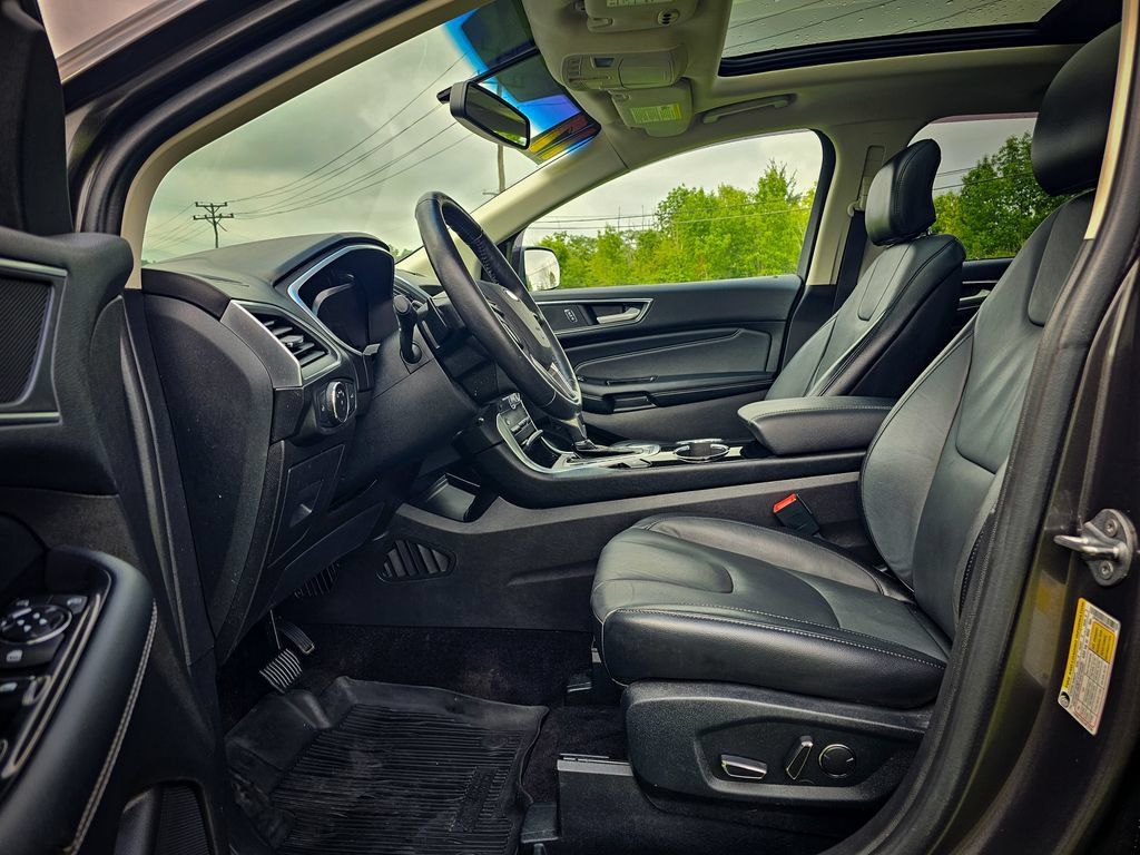 Used 2017 Ford Edge Titanium w/ Technology Package AWD/4WD image 12