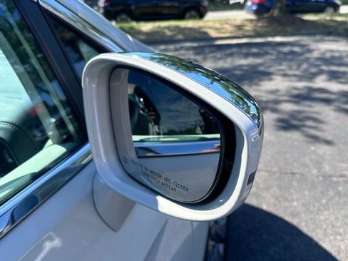 Used 2020 Chrysler Pacifica Limited w/ Advanced Safetytec Group FWD image 11