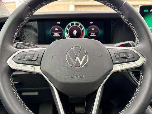 Used 2025 Volkswagen Tiguan SE w/ Panoramic Sunroof Package image 22