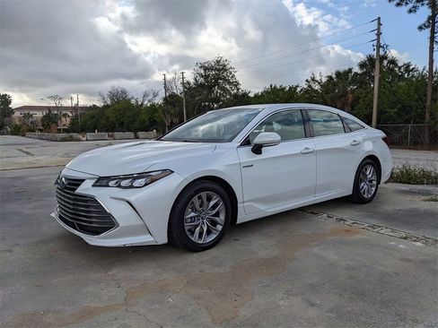 Used 2019 Toyota Avalon XLE w/ Moonroof Package image 3