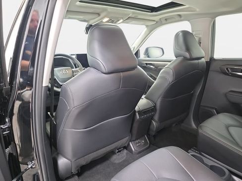 Certified 2024 Toyota Highlander Limited AWD/4WD image 10