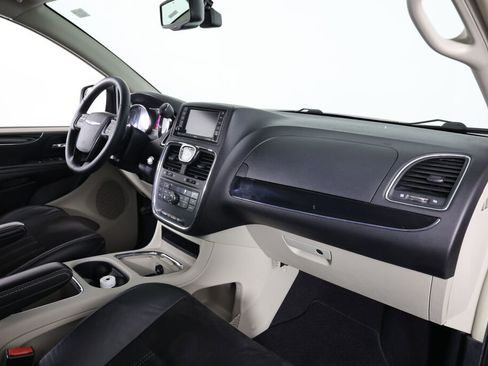 Used 2014 Chrysler Town & Country Touring-L image 22