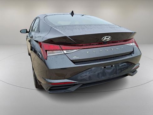 Used 2023 Hyundai Elantra SEL w/ Convenience Package FWD image 8