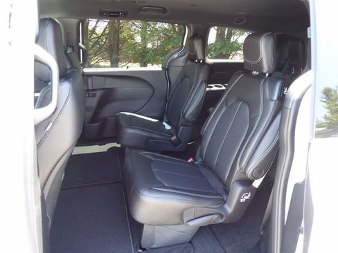 New 2027 Chrysler Pacifica Select FWD image 11