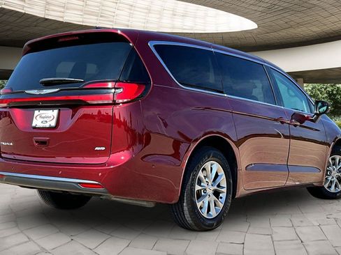 Used 2023 Chrysler Pacifica Touring-L AWD/4WD image 18