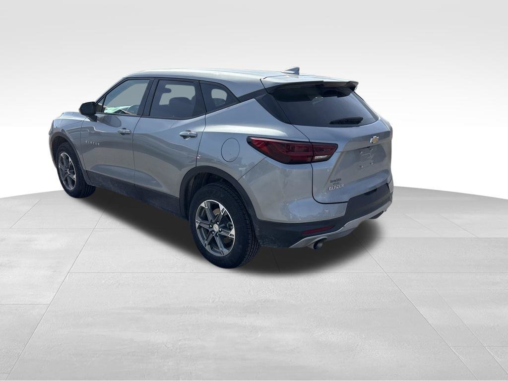 Used 2025 Chevrolet Blazer LT FWD image 4