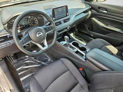 Used 2024 Nissan Altima 2.5 SV FWD image 12
