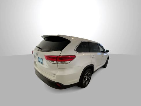 Used 2019 Toyota Highlander LE AWD/4WD image 8