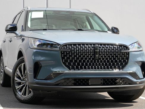 Used 2026 Lincoln Aviator AWD image 4
