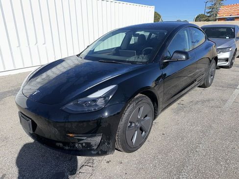 Used 2023 Tesla Model 3 Standard Range image 2