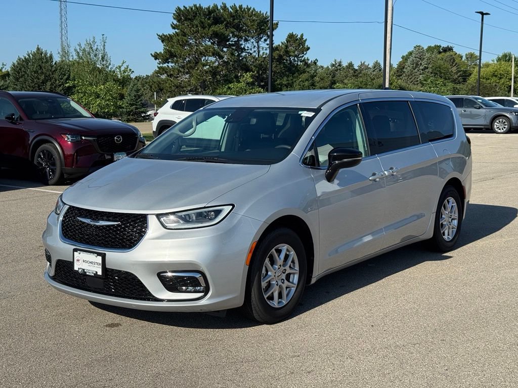 Used 2024 Chrysler Pacifica Touring-L FWD image 31