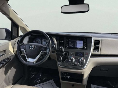 Used 2018 Toyota Sienna XLE image 15