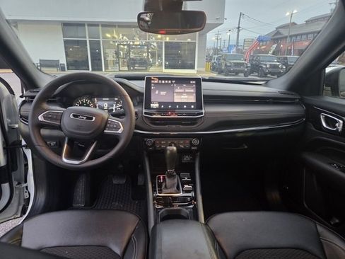 Used 2024 Jeep Compass Latitude w/ Sun and Sound Group image 5