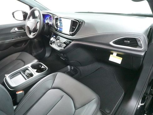 New 2027 Chrysler Pacifica Select FWD image 28