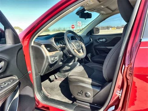 Used 2016 Jeep Cherokee Latitude w/ Comfort & Sound Group image 3