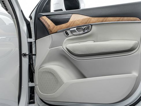 Used 2022 Volvo XC90 T6 Momentum w/ Advanced Package image 10