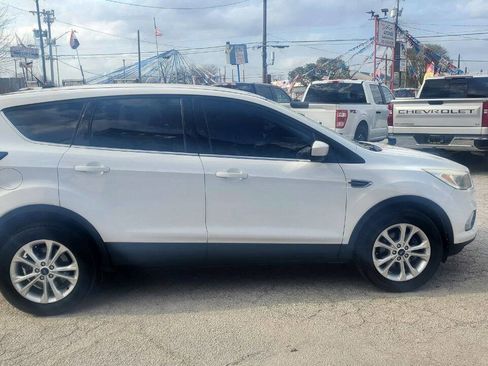 Used 2017 Ford Escape SE image 2