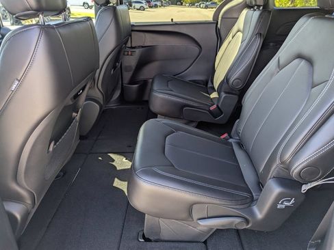 New 2026 Chrysler Pacifica Select w/ S Appearance Package FWD image 10