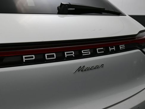 Certified 2022 Porsche Macan AWD/4WD image 14