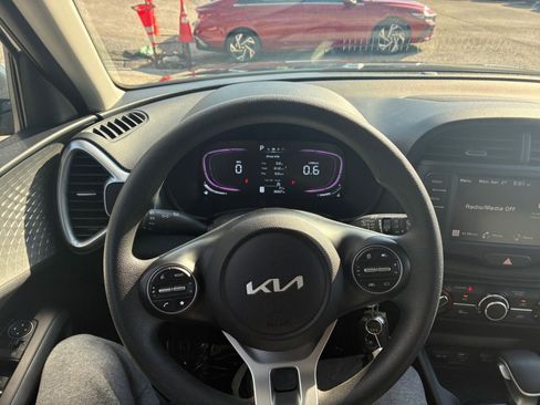 Used 2025 Kia Soul LX w/ LX Technology Package FWD image 29
