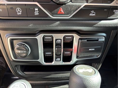 Used 2025 Jeep Wrangler Unlimited Sahara image 29