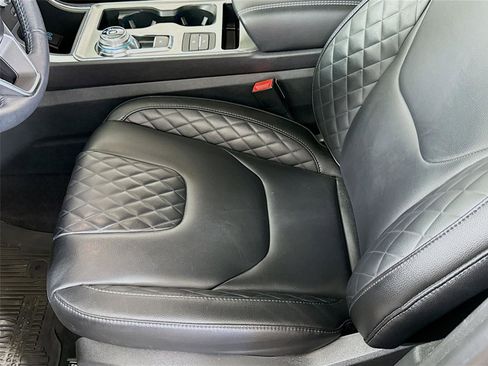 Used 2024 Ford Edge Titanium AWD/4WD image 12