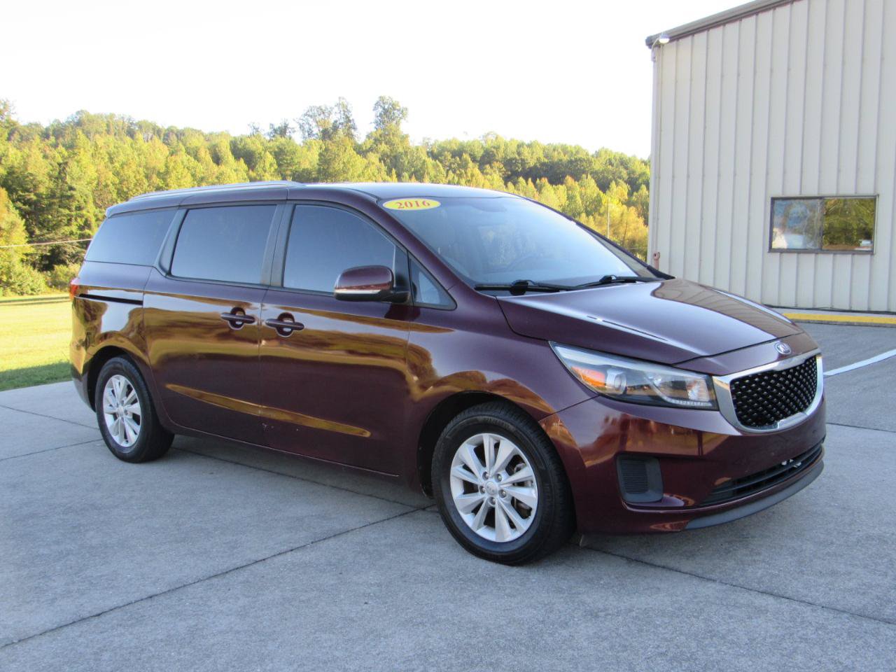 Used 2016 Kia Sedona LX w/ Option Group 020 FWD image 2