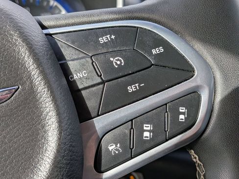 Used 2025 Chrysler Pacifica Select FWD image 21
