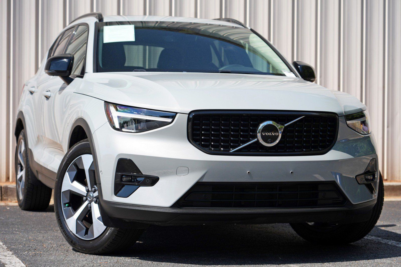 Used 2024 Volvo XC40 B5 Plus w/ Climate Package AWD/4WD image 4
