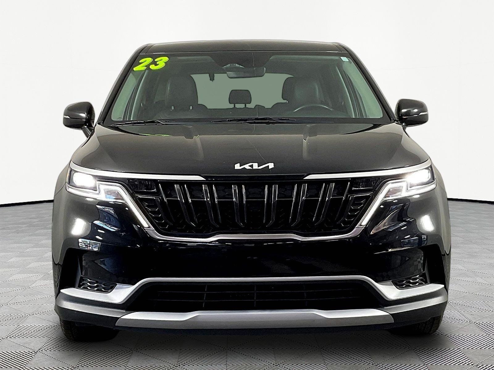 Used 2023 Kia Carnival LX FWD image 2