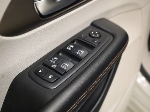 Used 2019 Chrysler Pacifica Touring-L Plus w/ Tire & Wheel Group FWD image 18