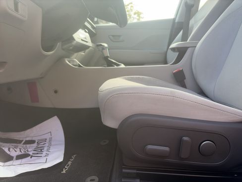 Used 2025 Hyundai Kona SEL FWD image 17