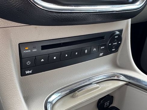 Used 2012 Chrysler Town & Country Limited FWD image 29