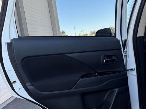 Used 2017 Mitsubishi Outlander ES image 23